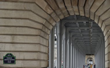 Fransa, Paris - Ocak 04, 2024 - Paris 'teki ünlü Pont de Bir Hakeim köprüsünün mimari yapısı Passy viyadük' teki Metal metro kolonların yatay perspektifi. Metin için boşluk, Seçici odak.