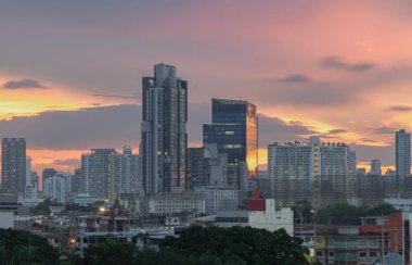 Bangkok, Tayland - 20 Mayıs 2024 - Gün batımından sonra güzel gökyüzü arkaplanlı Bangkok gökdelenleri. Şehir üzerinde güzel bulutlar ve gökyüzü ile gün batımının muhteşem manzarası, Duvar kağıdı olarak kullanılabilir, metin için alan, Seçici Odaklanma.