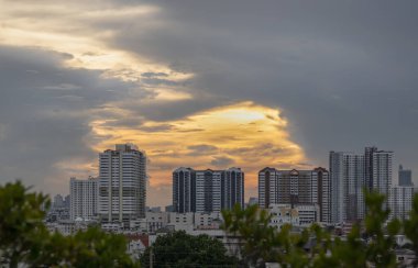 Bangkok, Tayland - 20 Mayıs 2024 - Metropolitan şehri üzerinde güzel bulutlar ve gökyüzü ile gün batımının muhteşem manzarası. Gün batımından sonra Bangkok gökdelenleri güzel bir gökyüzü arkaplanı ile Duvar kağıdı, Kopyalama alanı ve Seçici Odaklanma olarak kullanılabilir..