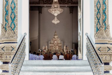 Bangkok, Tayland - 22 Mayıs 2024 Taylandlı kadınlar beyaz elbiseler giyip meditasyon yapıyorlar. Buda keşişleri Samphanthawong Saram Worawihan tapınağında (Wat Ko) manastırda dua ediyorlar. Metin için boşluk, Seçici odak.