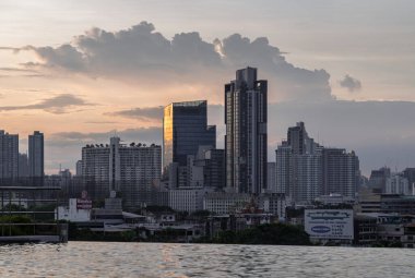 Bangkok, Tayland - 29 Mayıs 2024 - Gün batımından önce gökdelenlerin ve dramatik gökyüzünün manzarası. Gökyüzündeki Güzel Bulutlar Büyük Başkent Bangkok 'un Üzerinde, Yazı İçin Yer, Seçici Odaklanma.