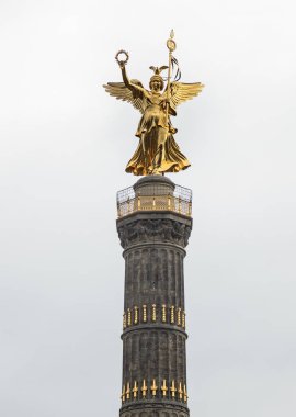 Berlin, Almanya - 20 Aralık 2023 - Prusya 'nın Tiergarten' deki Fransa-Almanya Savaşı 'ndaki zaferini kutlamak için Tanrıça Victoria ile zafer sütununun üst kısmı, Berlin' in en önemli manzaralarından biri ve en önemli ulusal monum.