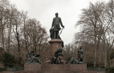Berlin, Almanya - 20 Aralık 2023 - Bismarck Anıtı (Bismarck Nationaldenkmal), Tiergarten 'deki Berlin Zafer Sütunu' nun yakınlarındaki tanınmış bir anıt heykel.