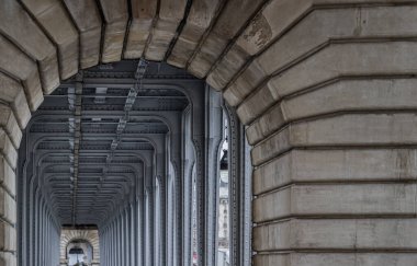 Fransa, Paris - Ocak 04, 2024 - Paris 'teki ünlü Pont de Bir Hakeim köprüsünün yatay perspektifi. Passy Viyadük 'teki Metal kolonların mimari yapısı, Kopyalama alanı, Seçici odak noktası.