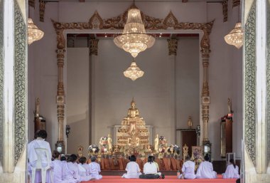 Bangkok, Tayland - 22 Mayıs 2024 Taylandlı kadınlar beyaz elbiseler giyip meditasyon yapıyorlar. Buda keşişleri Samphanthawong Saram Worawihan tapınağında (Wat Ko) manastırda dua ediyorlar. Metin için boşluk, Seçici odak.