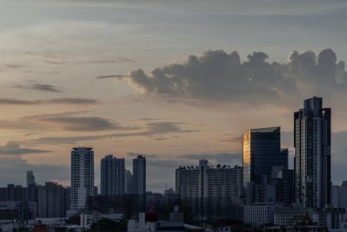 Bangkok, Tayland - 29 Mayıs 2024 Büyük Başkent Bangkok üzerinde Gökyüzünde Güzel Bulutlar. Gün batımından önce Gökdelenlerin ve Dramatik Gökyüzünün Görünümü, Uzayı Kopyala, Seçici Odaklanma.