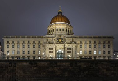 Berlin, Almanya - 19 Aralık 2023 - Humboldt Forum müzesi binasının bulunduğu Berlin Sarayı (Berliner Schloss), insan tarihi, sanat ve kültürüne adanmış bir müzedir..