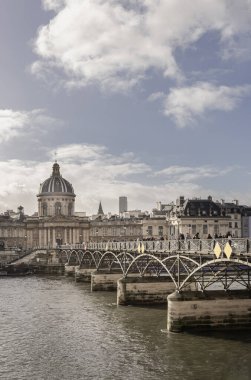 Fransa, Paris - Ocak 03, 2024 - Pont des arts (Passerelle des arts) Paris 'teki Institut de France' a giden bir yaya köprüsü. Metin için boşluk, Seçici odak.