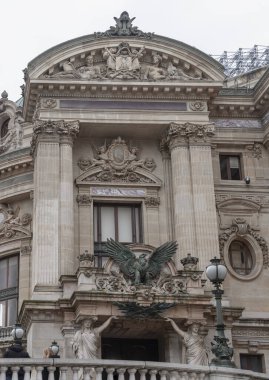 Fransa, Paris - Ocak 04, 2024 - Palais Garnier operasının girişi. The Palais Garnier 'in mimari detayları (Opera National de Paris). Place de l Opra (Garnier Operası) Paris, UNESCO World H 'deki ünlü Neo-barok binasıdır.