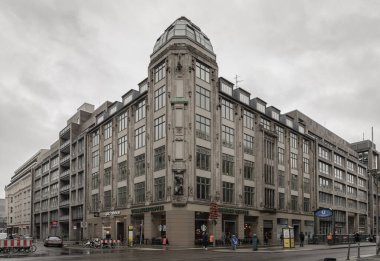 Berlin, Almanya - 19 Aralık 2023 - Berlin-Mitte 'deki Friedrichstrasse 61 veya Geschaeftsgebaeude köşesinin (Art-deco binası) dış mimarisi, metin alanı, seçici odak noktası.