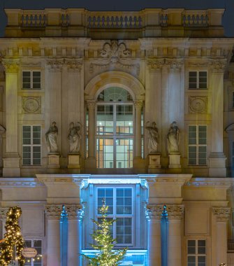 Berlin, Almanya - 19 Aralık 2023 - Saray cephesinin şenlikli aydınlanması. Schlossplatz 'da bulunan Humboldt Forumu olarak da bilinen Berlin Sarayı' nın (Berliner Schloss) büyük avlusunda düzenlenen bir Noel pazarı. Metin için boşluk,
