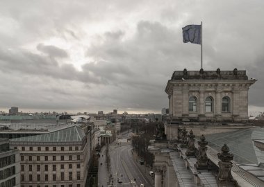 Berlin, Almanya - 20 Aralık 2023 - Berlin şehir manzarası, Kammer der Technik ile Reichstag binası ve Berlin şehir merkezindeki binalar. Berlin şehrinin önemli bir turistik cazibesi, yazı alanı, seçici odak.