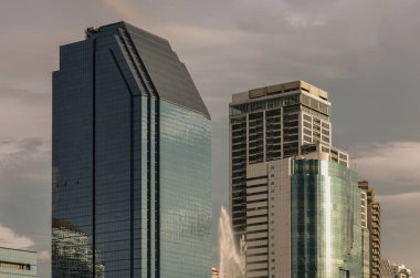 Bangkok, Tayland - 22 Haziran 2024 - Gökyüzü saatinde modern yüksek binaların mimari görüşü. Metin için boşluk, Seçici odak.