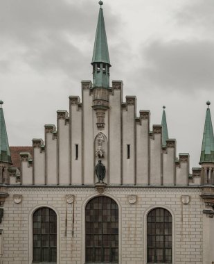 Münih, Almanya - 21 Aralık 2023 - Münih 'teki Marienplatz Meydanı' ndaki Oyuncak Müzesi Münih 'in (Altes Rathaus) dış mimarisi. Geç-gotik biçim, metin için boşluk, Seçici odak.