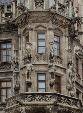 Münih, Almanya - 21 Aralık 2023 - Münih 'teki Marienplatz Meydanı' ndaki ünlü New Town Hall 'un (Neue Rathaus) dış mimari tasarım detayları. Gotik mimari tarzı. Boşluğu kopyala, Seçici odak.