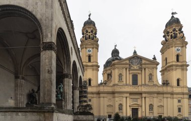 Münih, Almanya - 21 Aralık 2023 - St. Cajetan ve Adelaide Tiyatro Kilisesi (Theatinerkirche St. Kajetan und Adelheid) Münih 'teki bir Katolik kilisesi. Metin için boşluk, Seçici odak.
