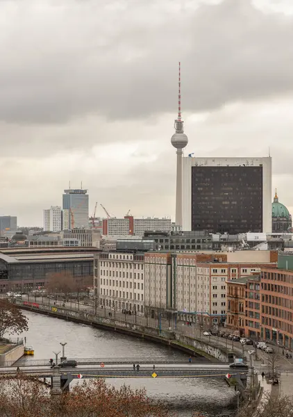 Berlin, Almanya - 20 Aralık 2023 - Berlin şehir manzarası Berlin TV-Kulesi, Berliner Dom, Marschall Köprüsü, River Spree ve Berlin şehir merkezindeki binaların bulunduğu Reichstag binasının üstünden. Berlin şehrinin önemli bir turistik cazibesi.