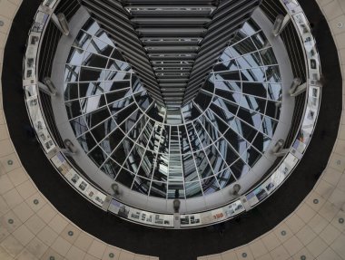 Berlin, Almanya - 20 Aralık 2023 - Reichstag Kubbesi 'nin Cupola' nın iç mimarisi yeniden inşa edilen Reichstag binasının üzerine inşa edilmiş camdan bir kubbedir. Berlin şehrinin önemli bir turistik cazibesi, Kopyalama alanı, Seçici odak.