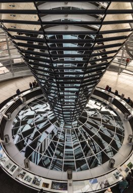 Berlin, Almanya - 20 Aralık 2023 - Reichstag binasının fütüristik cam kubbesinde birkaç turist ziyaret etti. Reichstag Kubbesi 'nin modern mimarisi, Berlin şehrinin önemli bir turistik cazibesi, yazı için alan, seçici 