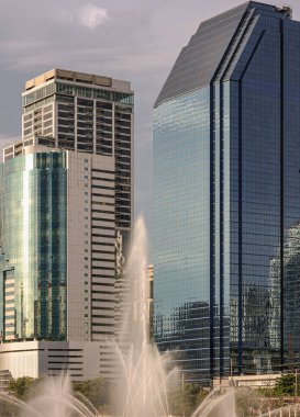 Bangkok, Tayland - 22 Haziran 2024 - Gökyüzü saatinde modern yüksek binaların mimari görüşü. Boşluğu kopyala, Seçici odak.