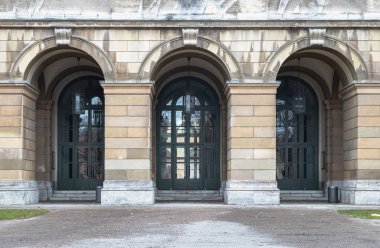 Münih, Almanya - 21 Aralık 2023 Münih Konutu 'nun kemerli girişi. Rönesans barok tarzının mimari ayrıntıları, metin için boşluk, Seçici odak.