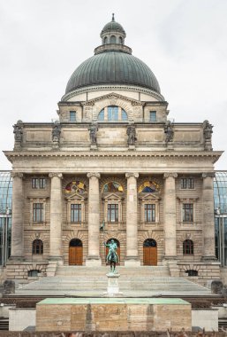 Münih, Almanya - 21 Aralık 2023 - Bayerische Staatskanzlei 'nin dış mimarisi girişi önünde anıt bulunan bir hükümet binasıdır. Bavyera Devlet Başbakanlık binası (eski Bayerische Armeemuseum, Bavyera Askeri Müzesi), Tt için alan