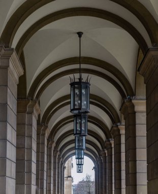 Münih, Almanya - 21 Aralık 2023 - Münih Konutları binasının balo salonunun dışındaki fenerlerle Stone kavşağının manzarası. Rönesans barok tarzında mimari yapı, Boşluğu kopyala, Seçici odak.