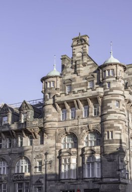 Edinburgh, İskoçya - 18 Ocak 2024 - Kuzey Birdge ve High Street 'in köşesindeki Carlton Hotel' in (Patrick Thomson Mağazası) dış görünümü.