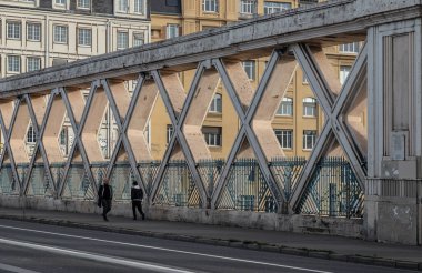 Fransa, Paris - Ocak 05, 2024 Rue La Fayette 'de bir köprü boyunca yürüyen insanlar. Köprü gare de l 'Est, Pont de Lafayette, Rue de l' Aqueduc, metin için alan, seçici odak.