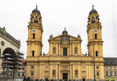 Münih, Almanya - 21 Aralık 2023 - St. Cajetan ve Adelaide Tiyatro Kilisesi 'nin (Theatinerkirche St. Kajetan und Adelheid) Münih' teki Katolik kilisesi. Boşluğu kopyala, Seçici odak.