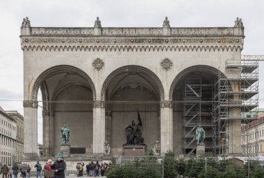 Münih, Almanya - 21 Aralık 2023 - Feldherrnhalle veya Feldherrnhalle Salonu (Bavyera Generalleri Salonu), Münih 'teki Odeonsplatz Meydanı' nın güney kesiminde anıtsal bir kütük. Floransa 'daki Loggia dei Lanzi' den esinlenilmiştir. Uzayı kopyala, Sele