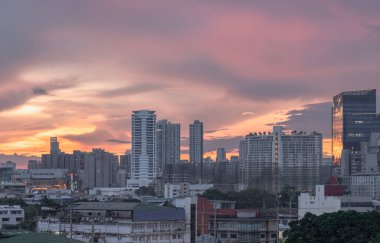 Bangkok, Tayland - 20 Mayıs 2024 - Metropolitan şehri üzerinde güzel bulutlar ve gökyüzü ile gün batımının muhteşem manzarası. Gün batımından sonra Bangkok gökdelenleri güzel bir gökyüzü arkaplanı ile Duvar kağıdı, Kopyalama alanı ve Seçici Odaklanma olarak kullanılabilir..
