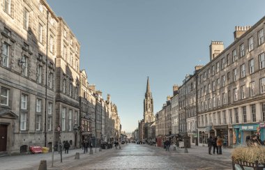 Edinburgh, İskoçya - 18 Ocak 2024 - İnsanlar Edinburgh Şehir Merkezi 'ndeki Royal Mile üzerinde ana caddede yürüyorlar. Metin için boşluk, Seçici odak.