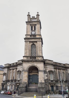 Edinburgh, İskoçya - 16 Ocak 2024 - St. Stephen Kilisesi 'nin dikey bir görüntüsü Yeni Edinburgh Kasabası' nda yer almaktadır. İskoçya, Uzay Kopyası, Seçici Odak.