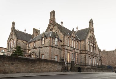 Edinburgh, İskoçya - 17 Ocak 2024 - Edinburgh 'daki Royal Mile' daki Milton House Devlet Okulu ya da Royal Mile ilkokulunun dış görünüşü. Metin için boşluk, Seçici odak.