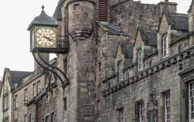 Edinburgh, İskoçya - 17 Ocak 2024 - Ünlü Canongate Tolbooth 'un (The Tolbooth Tavern) Saat Kulesi, Edinburgh' un başkenti Royal Mile 'de tarihi bir dönüm noktasıdır. Metin için boşluk, Seçici odak.