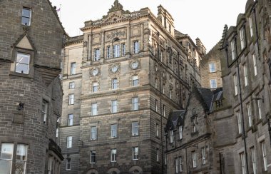 Edinburgh, İskoçya - 18 Ocak 2024 - The Scotsman Hotel 'in ve Cockburn Caddesi' ndeki (Lord Cockburn Caddesi) Baronial tarzında antik taş binaların büyüleyici cephesi. Avrupa 'da azalma, metin için boşluk, seçici odaklanma.
