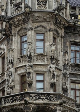 Münih, Almanya - 21 Aralık 2023 - Münih 'teki Marienplatz Meydanı' ndaki ünlü New Town Hall 'un (Neue Rathaus) dış mimari tasarım detayları. Gotik mimari tarzı. Metin için boşluk, Seçici odak.