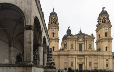 Münih, Almanya - 21 Aralık 2023 - St. Cajetan ve Adelaide Tiyatro Kilisesi (Theatinerkirche St. Kajetan und Adelheid) Münih 'teki bir Katolik kilisesi. Metin için boşluk, Seçici odak.