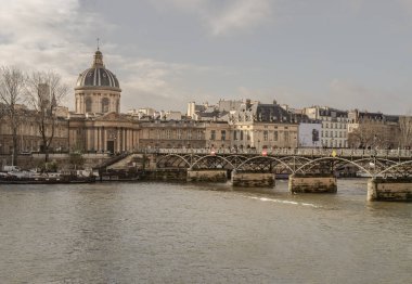 Fransa, Paris - Ocak 03, 2024 - Pont des arts (Passerelle des arts) Paris 'teki Institut de France' a giden bir yaya köprüsü. Boşluğu kopyala, Seçici odak.