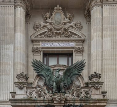 Fransa, Paris - Ocak 04, 2024 - Palais Garnier opera binasının girişinin hemen üstündeki İmparatorluk Kartalı 'nın (Fransız Napolyon) bronz heykeli. The Palais Garnier 'in mimari detayları (Opera National de Paris). Place de l 'Opera (Garnier Operası))