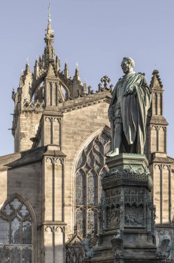 Edinburgh, İskoçya - 18 Ocak 2024 - St. Giles Katedrali önünde Walter Francis Montagu Douglas Scott Heykeli (Buccleuch Dükü) veya Edinburgh Yüce Kirk. Boşluğu kopyala, Seçici odak.