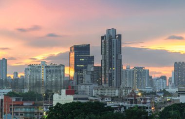 Bangkok, Tayland - 20 Mayıs 2024 - Gün batımından sonra güzel gökyüzü arkaplanlı Bangkok gökdelenleri. Şehir üzerinde güzel bulutlar ve gökyüzü ile gün batımının muhteşem manzarası, Duvar kağıdı olarak kullanılabilir, metin için alan, Seçici Odaklanma.