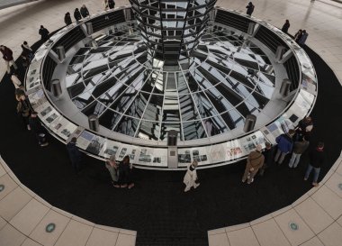 Berlin, Almanya - 20 Aralık 2023 - Reichstag binasının fütüristik cam kubbesinde birkaç turist ziyaret etti. Reichstag Kubbesi 'nin modern mimarisi, Berlin şehrinin önemli bir turistik cazibesi, Kopya Alanı, Seçici Odaklanma