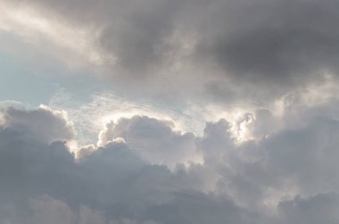 İnanılmaz bulutlar arka plan duvar kâğıdı ve dokusu için cennet gibi. Gökyüzü beyaz bulutlarla kaplanmış, hayal ürünü bulutlar, doğa, soyut doğa, kopyalama alanı, seçici odaklanma kavramı.