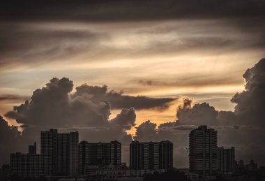 Bangkok, Tayland - 22 Ağustos 2024 - Bangkok şehrindeki modern yüksek binaların siluet manzarası ve dramatik gökyüzünün arka planı. Gün batımından önceki gökdelenlerin resimli görüntüsü. Metin, Seçici Odak için Duvar Kağıdı, Poster ve Boşluk olarak kullan