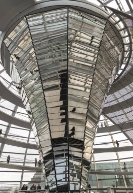 Berlin, Almanya - 20 Aralık 2023 - Reichstag Kubbesi 'nin Cupola' nın iç mimarisi yeniden inşa edilen Reichstag binasının üzerine inşa edilmiş camdan bir kubbedir. Berlin şehrinin önemli bir turistik cazibesi, yazı alanı, seçici odak.