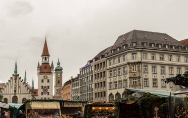 Münih, Almanya - 21 Aralık 2023 - Marienplatz 'da düzenlenen Noel Festivali, Münih şehir merkezindeki Old Town Hall binasının (Altes Rathaus) önündeki merkez meydandır. Boşluğu Kopyala Seçici Foc