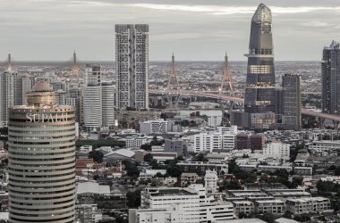 Bangkok, Tayland - 29 Ağustos 2024 - Kingbridge Kulesi 'nin havadan görünüşü, Bhumibol Köprüsü' nün ikonik simgesi, çarpıcı, Bangkok iş bölgesinin ufuk çizgisinde gökdelenlerin duvar kağıdı, poster ve afiş olarak kullanılması