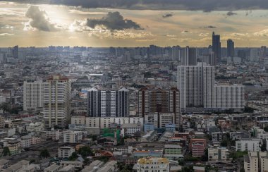 Bangkok, Tayland - 04 Sep, 2024 - Gün batımından önce Metropolitan City üzerinde İnanılmaz Bulutlar ve Gökyüzü. Dramatik gökyüzü geçmişi olan Bangkok şehri gökdelenleri. Duvar kağıdı, poster ve afiş tasarımı, metin için boşluk ve seçici odak olarak kullan.